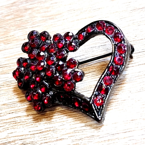 Jewelry - Elegant Heart-Shaped Red Crystal Brooch
